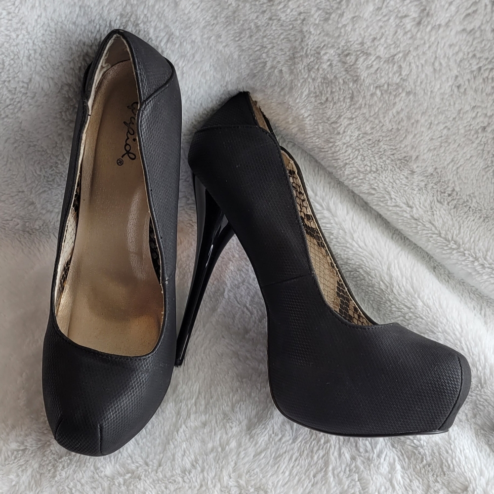 Black Platform Pumps